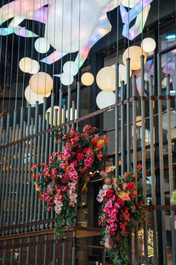 Отель Moxy Osaka Shin Umeda Экстерьер фото